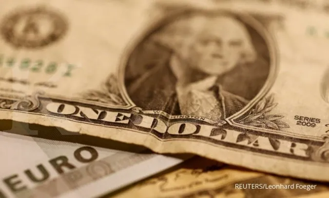 Euro near last year's top on broadly weaker dollar