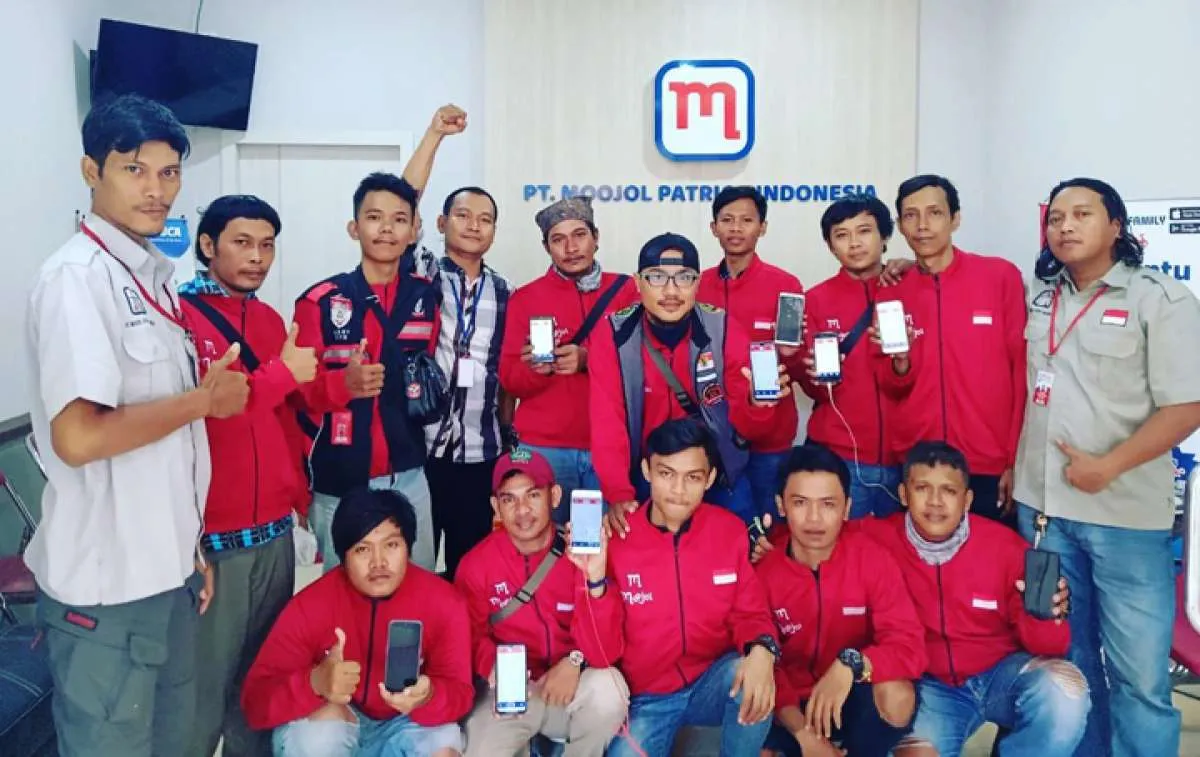 Moojol mencoba mencuil kue di pasar transportasi online