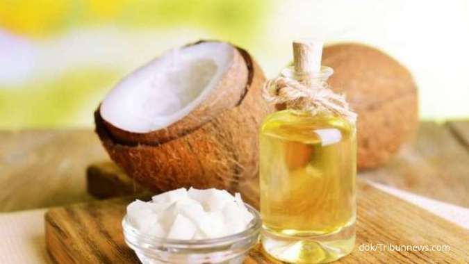 Obat wasir alami terakhir yang bisa Anda coba di rumah yakni minyak dari kelapa. 