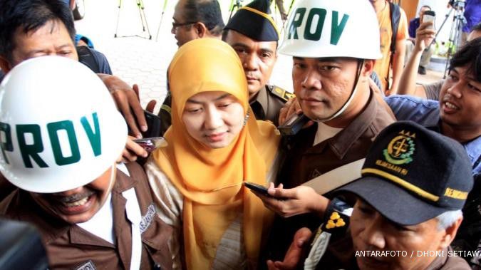 Istri Dhana Widyatmika menolak bersaksi