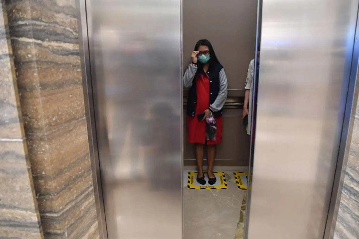 60 detik naik lift, wanita di China tularkan Covid-19 ke 71 orang