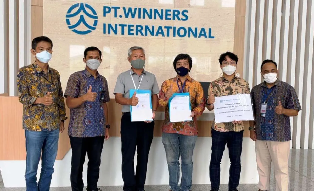 Produsen Garmen di Tegal Tandatangani Pembelian Renewable Energy Certificate dari PLN