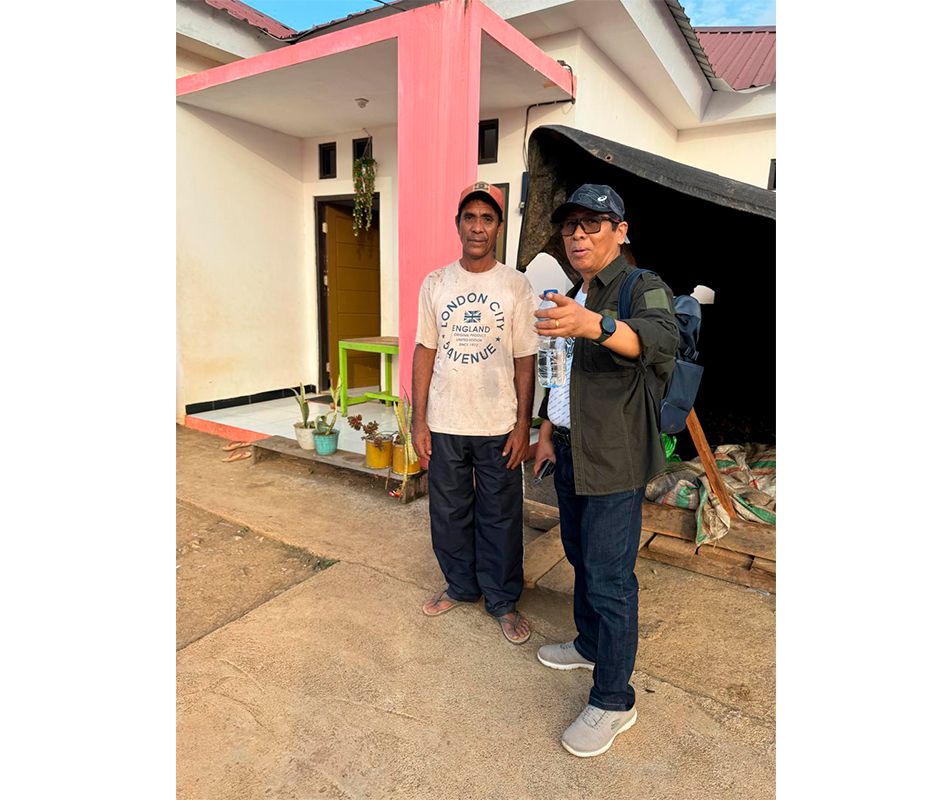 Perbincangan Prof. Dr. Ir. Eymal Bashar Demmallino dengan warga di Permukiman Baru Desa Kawasi pada saat kunjungan di tahun 2024.