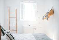 Cara Menentukan Desain Dinding Kamar Tidur yang Tepat agar Terlihat Lebih Luas