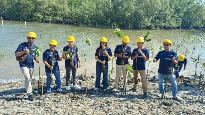 PNM Gandeng Waskita Beton Precast Tanam Mangrove dan Beri Akses Air Bersih