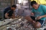 Memproduksi topeng sesuai dengan selera pasar (2)