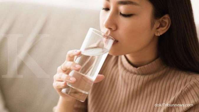 Minum air putih bisa jadi cara mengatasi perut buncit.