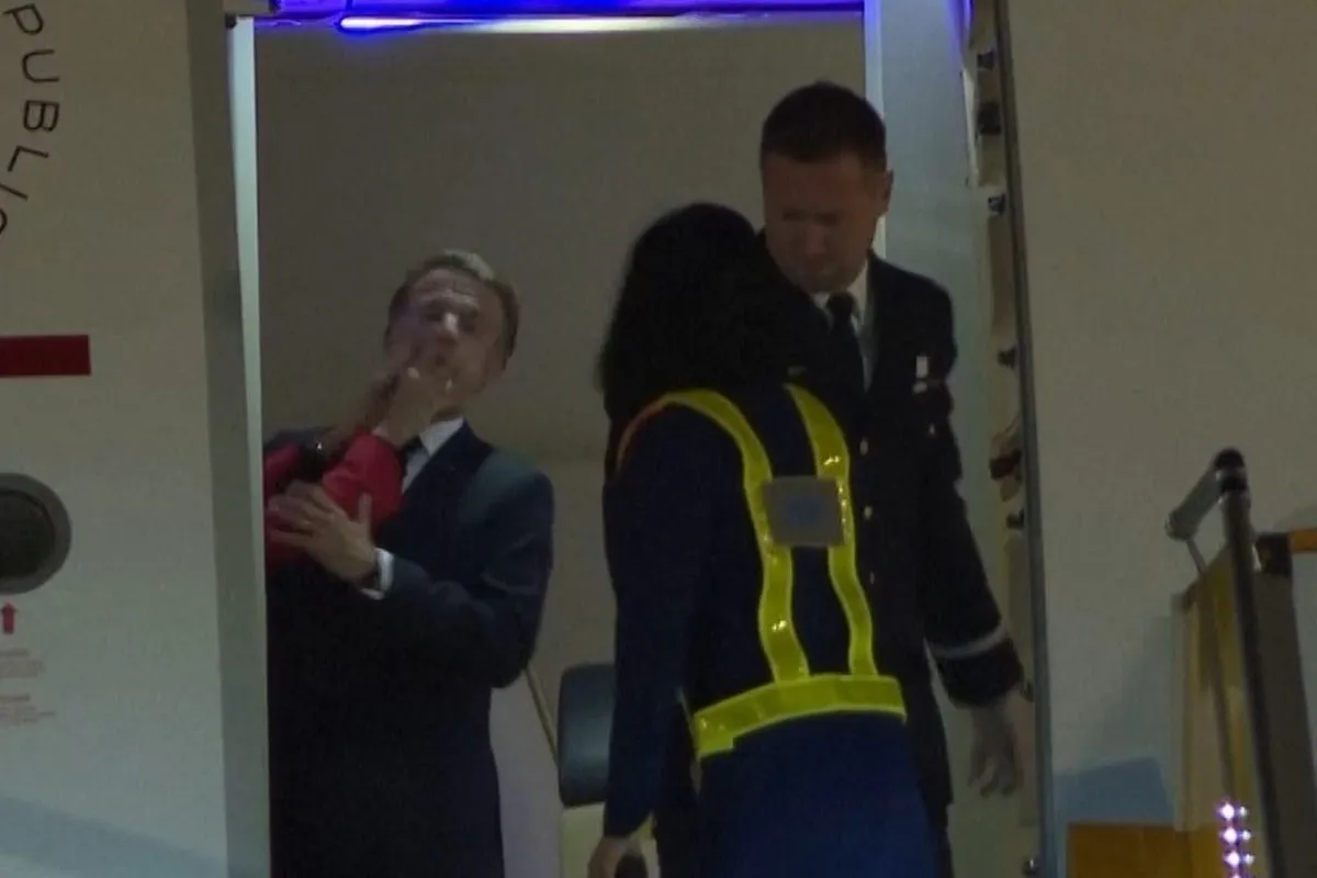 Presiden Macron Ditampar Ibu Negara Brigitte menjelang Turun Pesawat di Vietnam