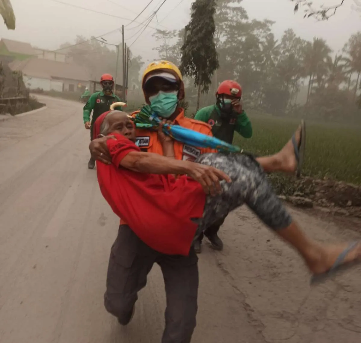 Gunung Semeru Meletus, 2.219 Jiwa Menunggsi, Gubernur Khofifah Utamakan Dapur Umum