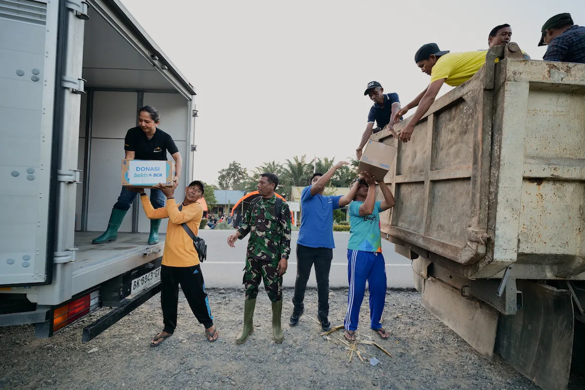 Bakti BCA Hadir Langsung Salurkan Bantuan Kemanusiaan Bagi Korban Bencana di Sumatra