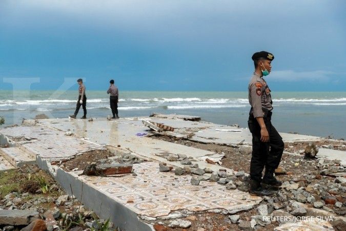 BMKG urges residents to stay clear of beaches until Wednesday