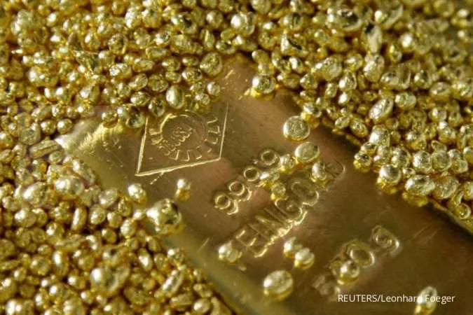 Gold Slips, Set For Second Weekly Gain on Ukraine Woes