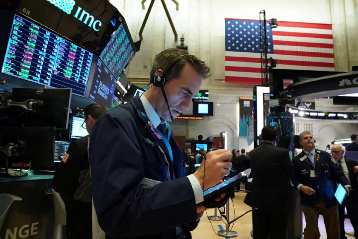 Wall Street turun, harga emas masih merangkak naik