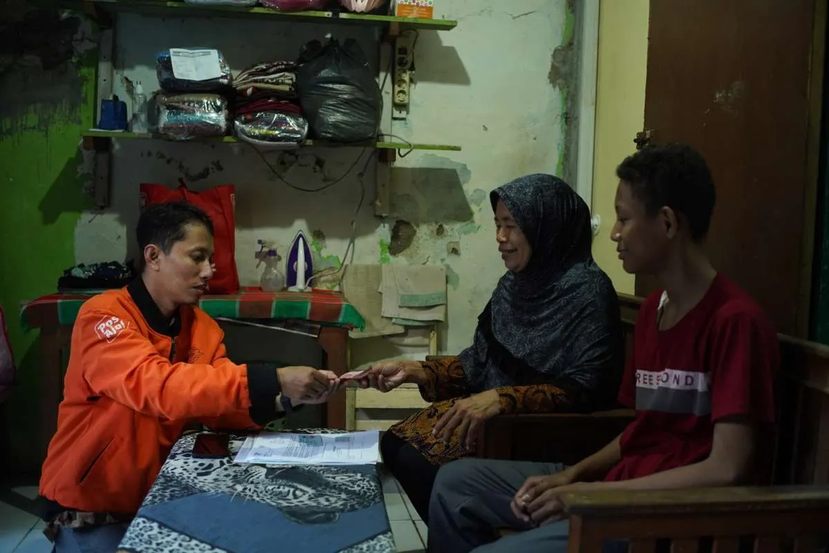 Kemensos Salurkan Bansos Anak Yatim Piatu dan Kurang Mampu Lewat PosInd 