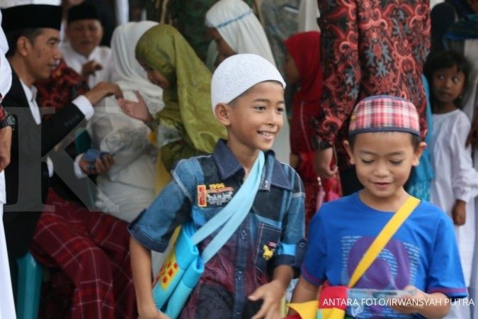 Usai shalat Id, Jokowi bagikan sembako di Aceh