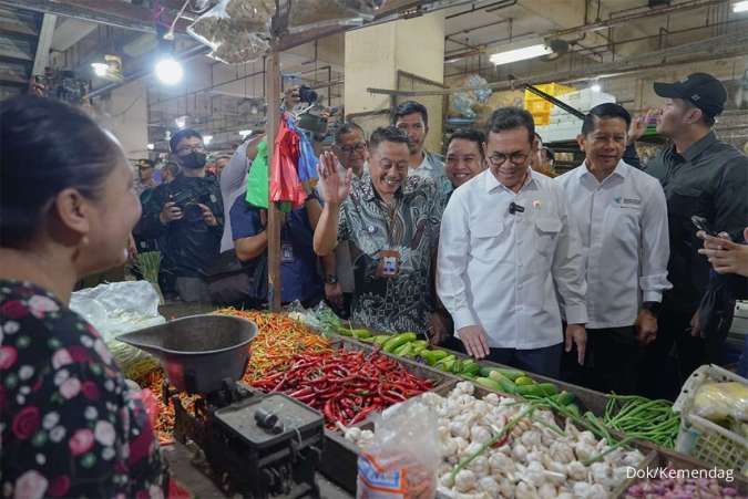 Tinjau Bapok di Surabaya, Mendag Budi: Harga Stabil, Siap Sambut Nataru