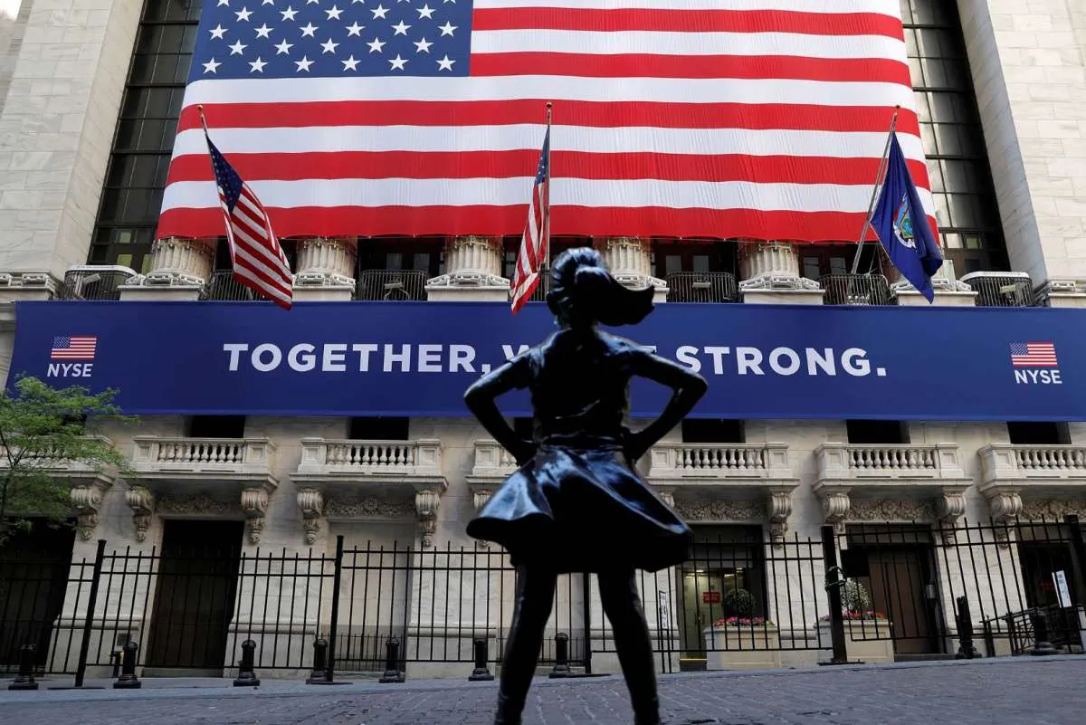 Wall Street minus, Trump teken aturan baru yang mengancam medsos 