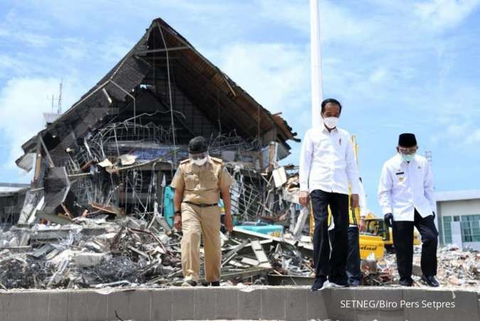 Jokowi tinjau Kantor Gubernur Sulbar yang rusak akibat gempa