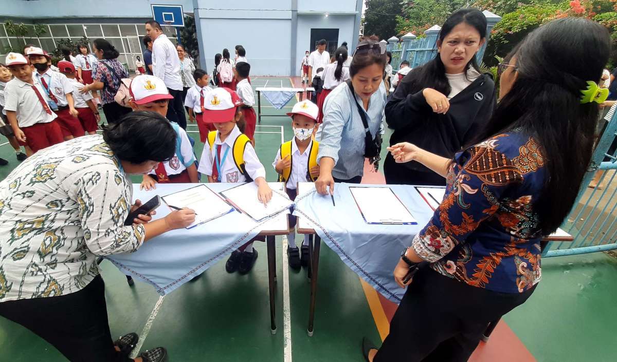 Kesibukan Hari Pertama Masuk Sekolah