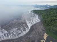 BPBD Tebar 9 Ton Garam untuk Modifikasi Cuaca di Langit Semeru