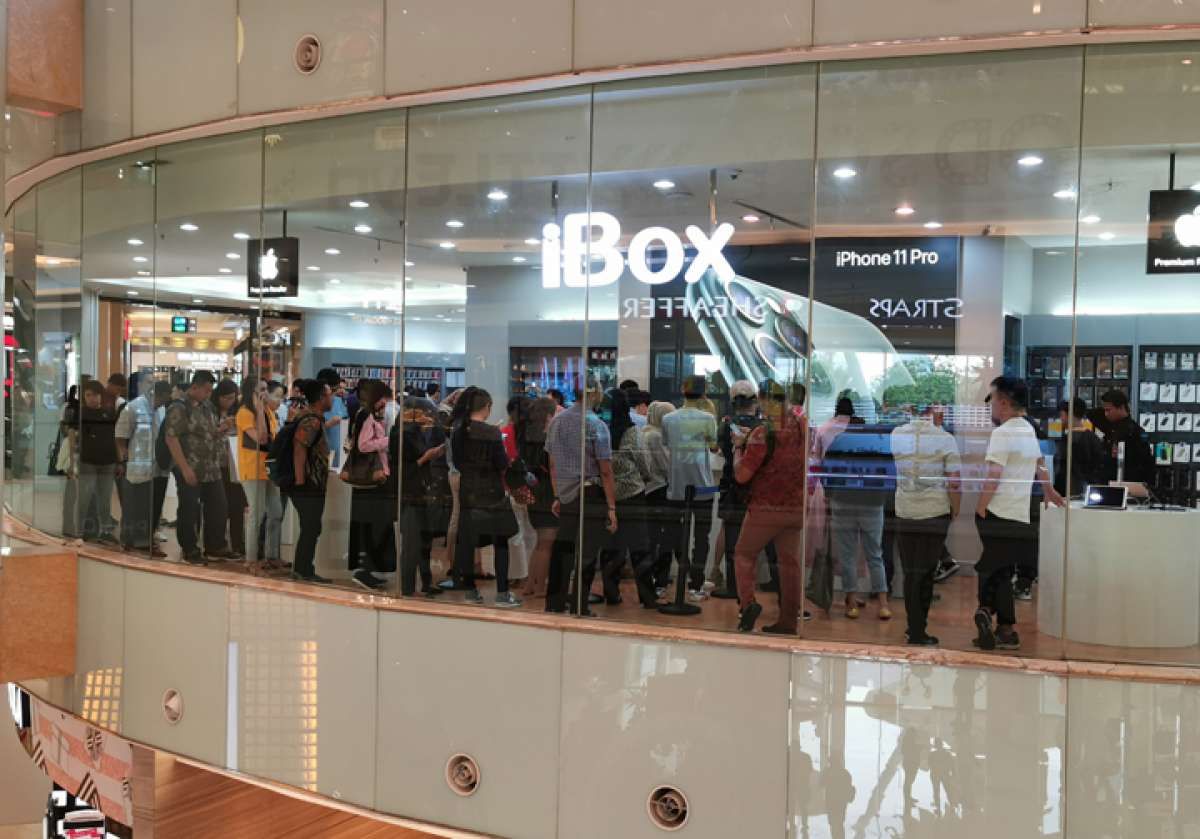 Antrean penjualan perdana iPhone 11