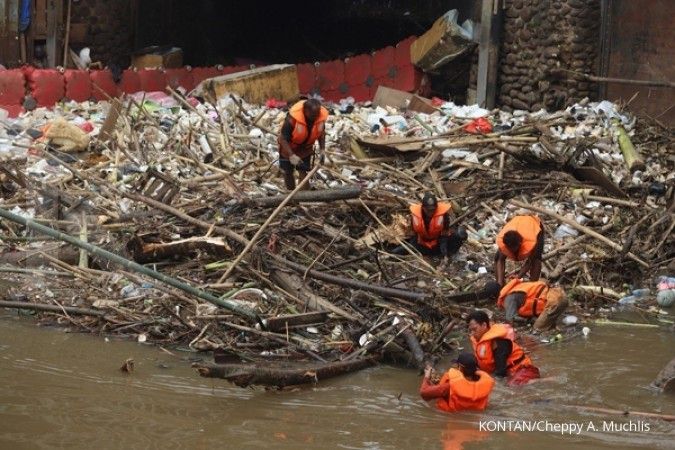 Sudah 1.700 ton sampah diangkut dari Kali Pisang Batu, Bekasi