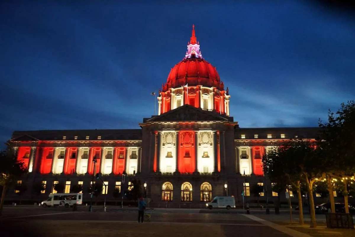 Rayakan HUT RI ke-75, gedung balai kota San Francisco dihiasi lampu merah putih