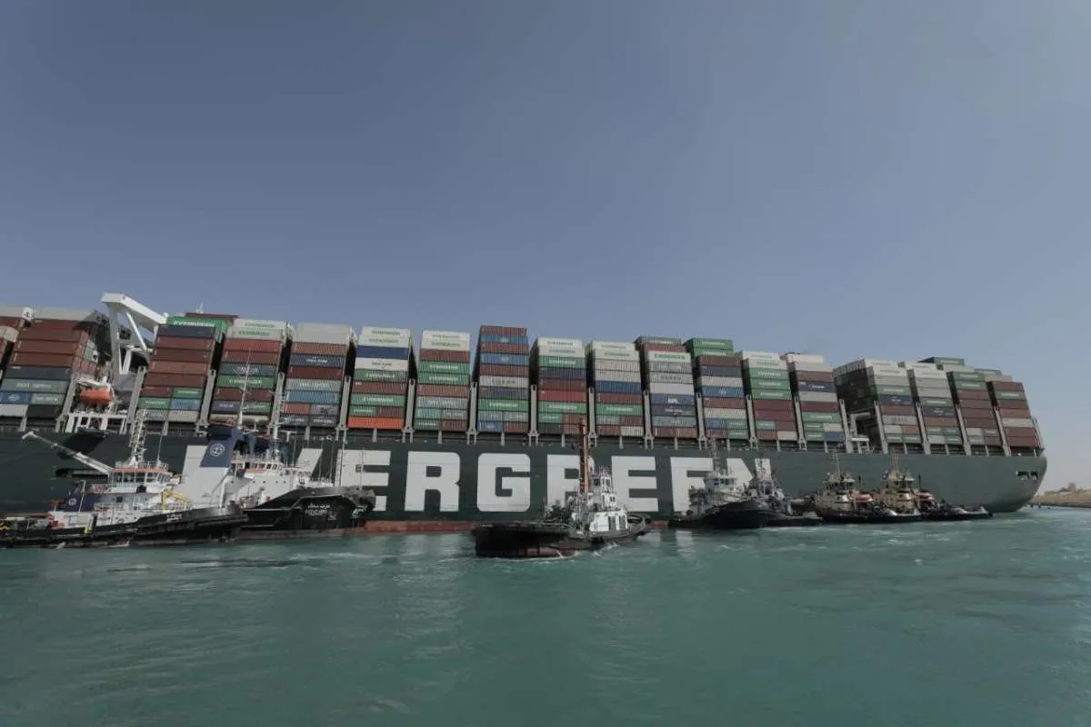 Kapal kontainer yang blokir Terusan Suez akhirnya kembali bergerak
