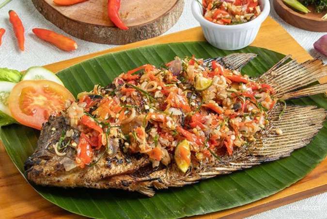 Resep Ikan Panggang Sambal Iris Segar yang Pedas Manis Selezat Buatan Restoran