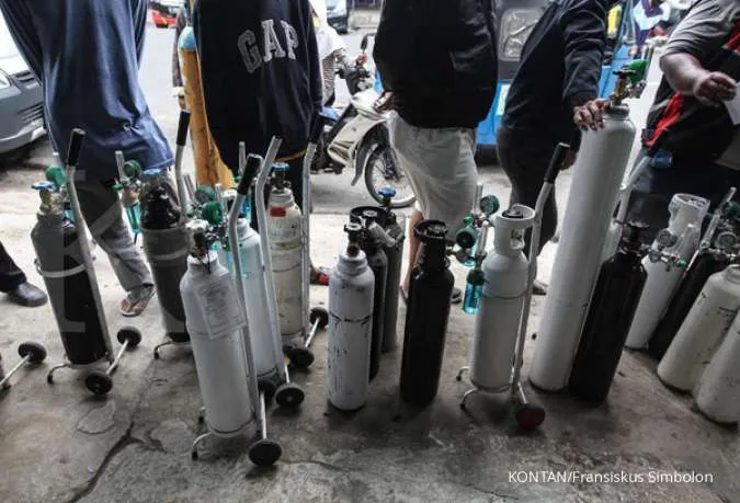 Oxygen prices leap in Indonesia's capital as COVID-19 cases surge