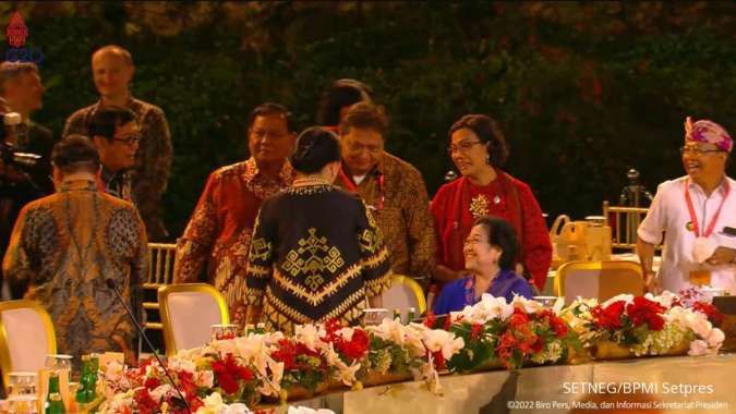 Megawati Soekarnoputri berbincang dengan sejumlah menteri saat hadiri Welcoming Dinner KTT G20.