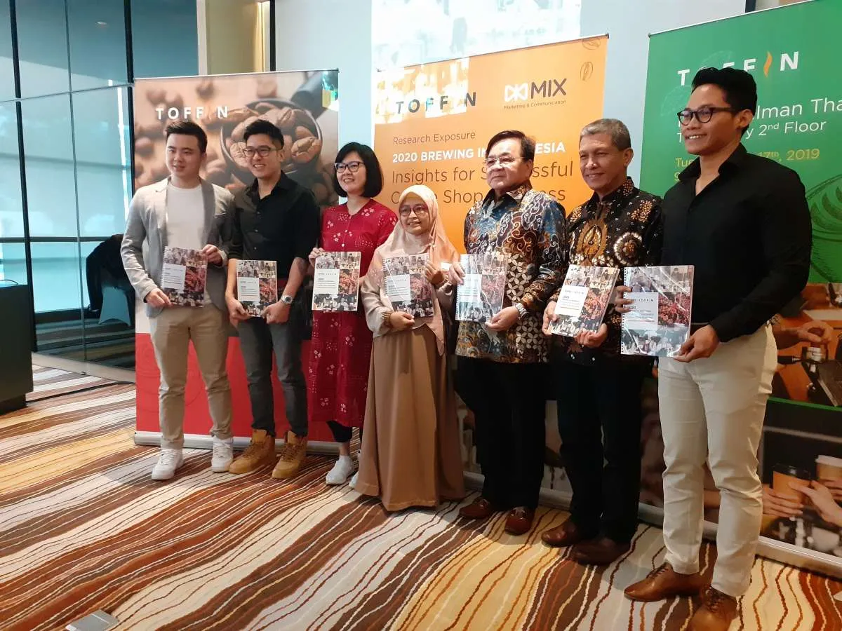 Toffin Indonesia membagi 7 jenis kedai kopi dan 4 gelombang industri kopi Indonesia