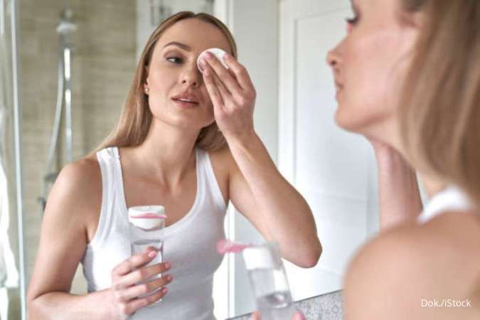 Urutan Membersihkan Makeup Menggunakan Micellar Water, Jangan Keliru Ya!