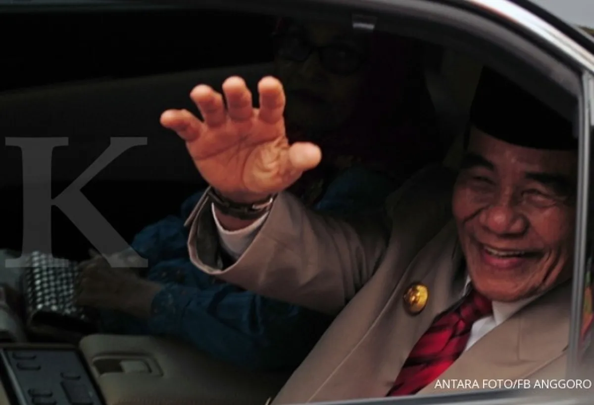 Digiring petugas KPK, Annas Maamun tebar senyum 