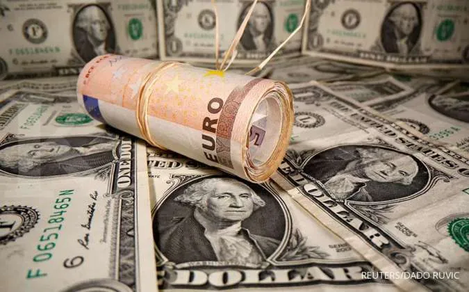 Dollar Edges Up as Traders Await Rate Cut Clues, Euro Stabilises