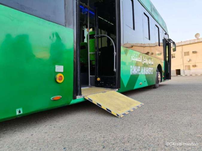 Jemaah Lansia Laksanakan Umroh Wajib Menggunakan Bus Hidrolik