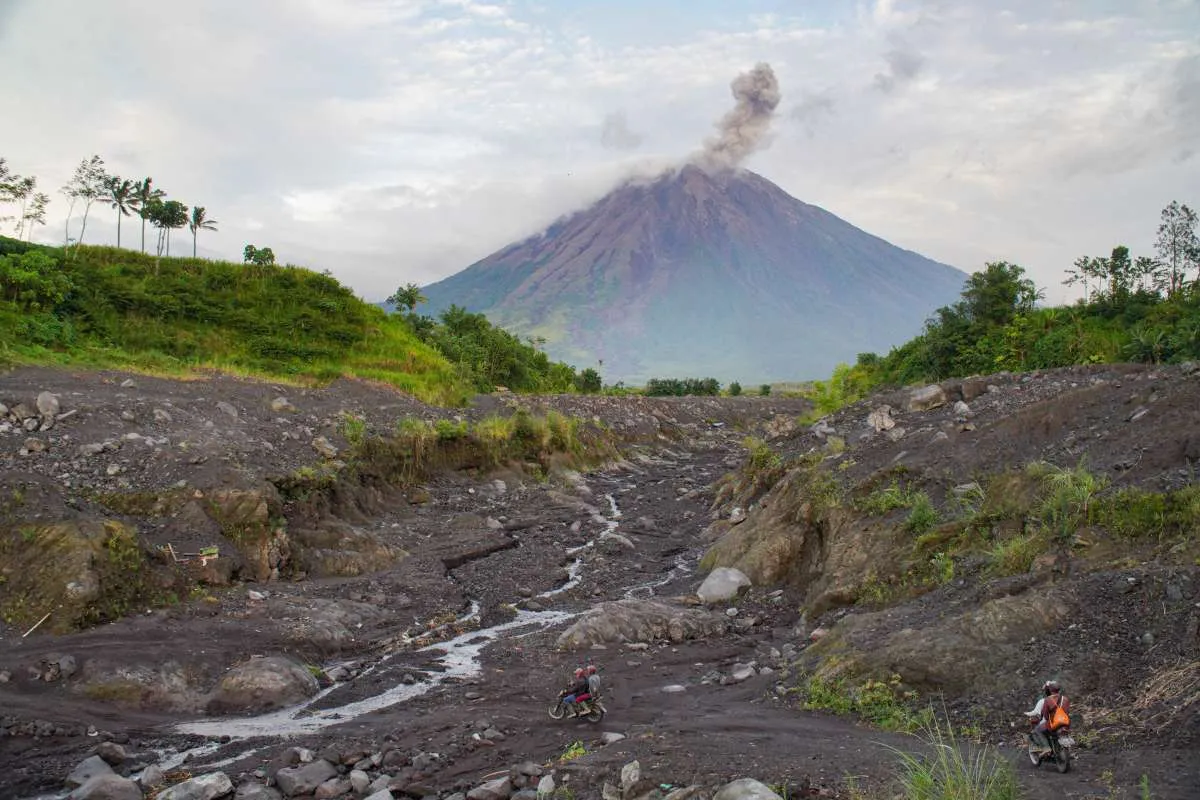 7 Kali Erupsi, Gunung Semeru Keluarkan Kolom Abu Setinggi 800 Meter