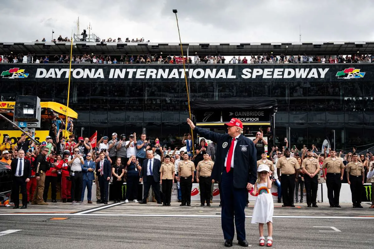 Trump Asyik Nonton Balapan Nascar! Sampaikan Pesan Ini bagi Para Penggemar