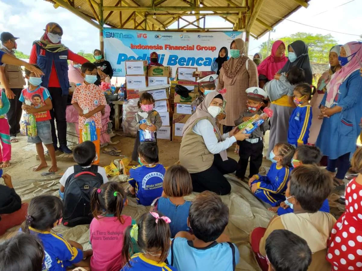 Salurkan barang kebutuhan pokok pada korban banjir di Muara Gembong