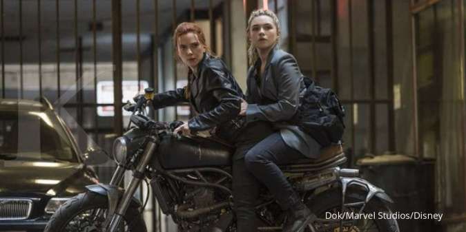 Scarlett Johansson dan Florence Pugh dalam film Black Widow