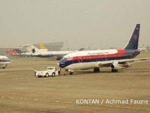 Maskapai bakal serius garap penerbangan domestik di 2012 
