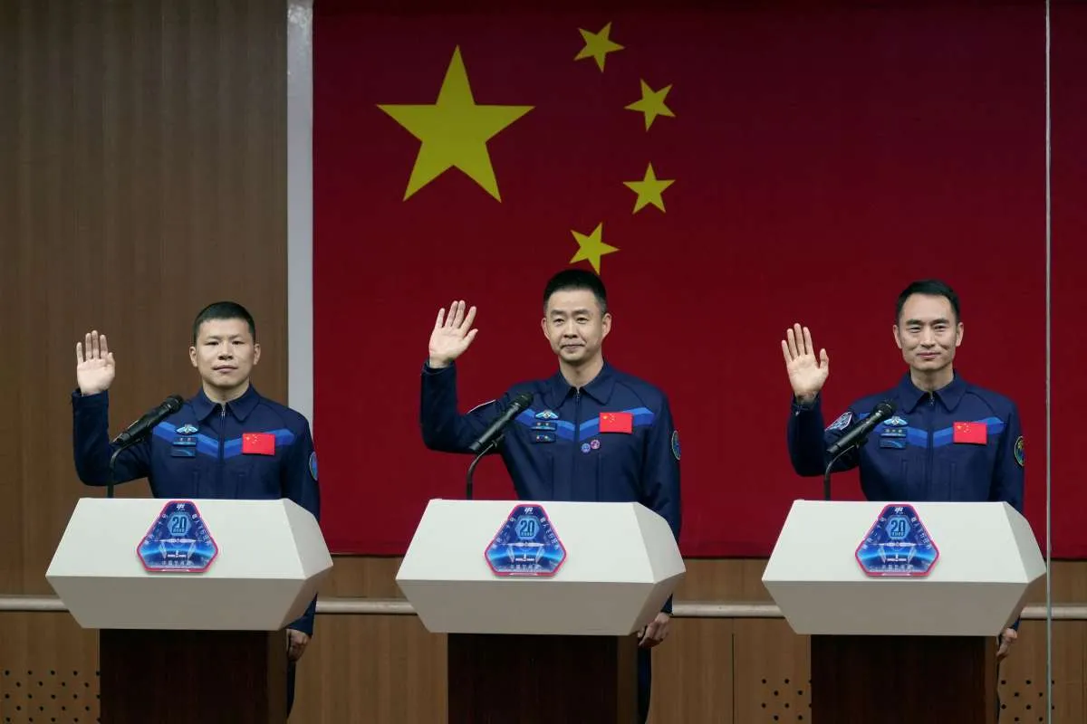 China Luncurkan Misi Shenzhou-20 ke Stasiun Luar Angkasa, Bawa Tiga Astronaut