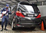 Alphard menerobos ke teras Bandara Juanda 