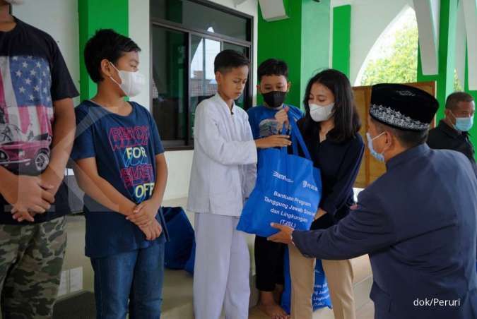 Perum Peruri salurkan sembako ke masyarakat dan anak yatim di Karawang