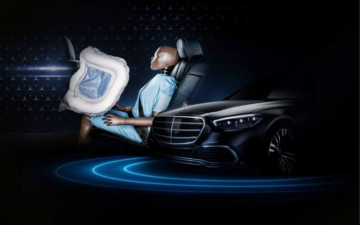 Klaim pertama di dunia, Mercedes-Benz akan rilis airbag penumpang belakang