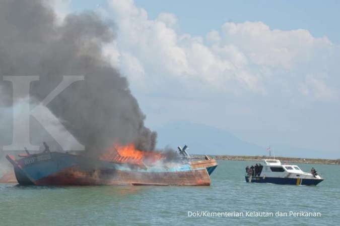 KKP dan Kejaksaan Tenggelamkan 2 Kapal Illegal Fishing Berbendera Malaysia di Aceh