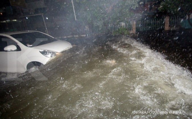 Tips berkendara saat banjir dari Adira 