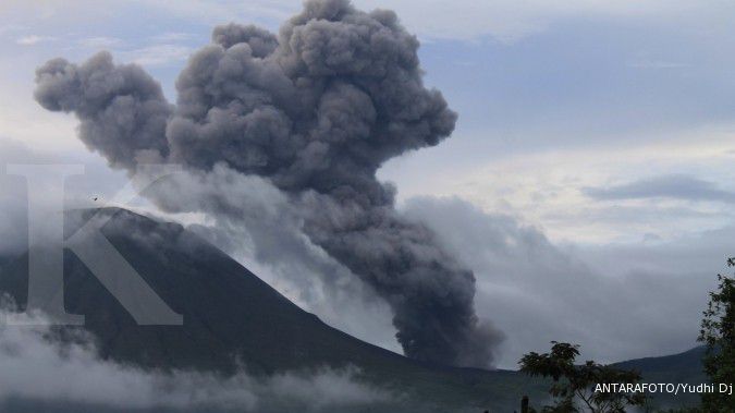 Gunung Lokon meletus, abu vulkanik terus menyembur