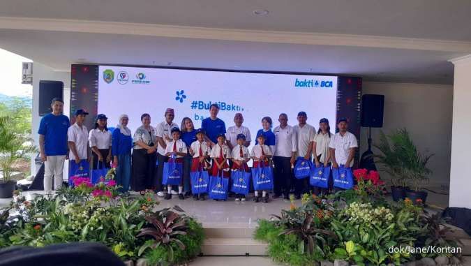 Bakti BCA Beri Layanan Kacamata Baca Gratis di Labuan Bajo