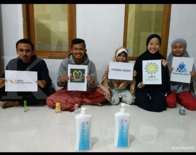 Bendung Covid-19, Tahir Foundation salurkan hand sanitizer untuk warga Garut